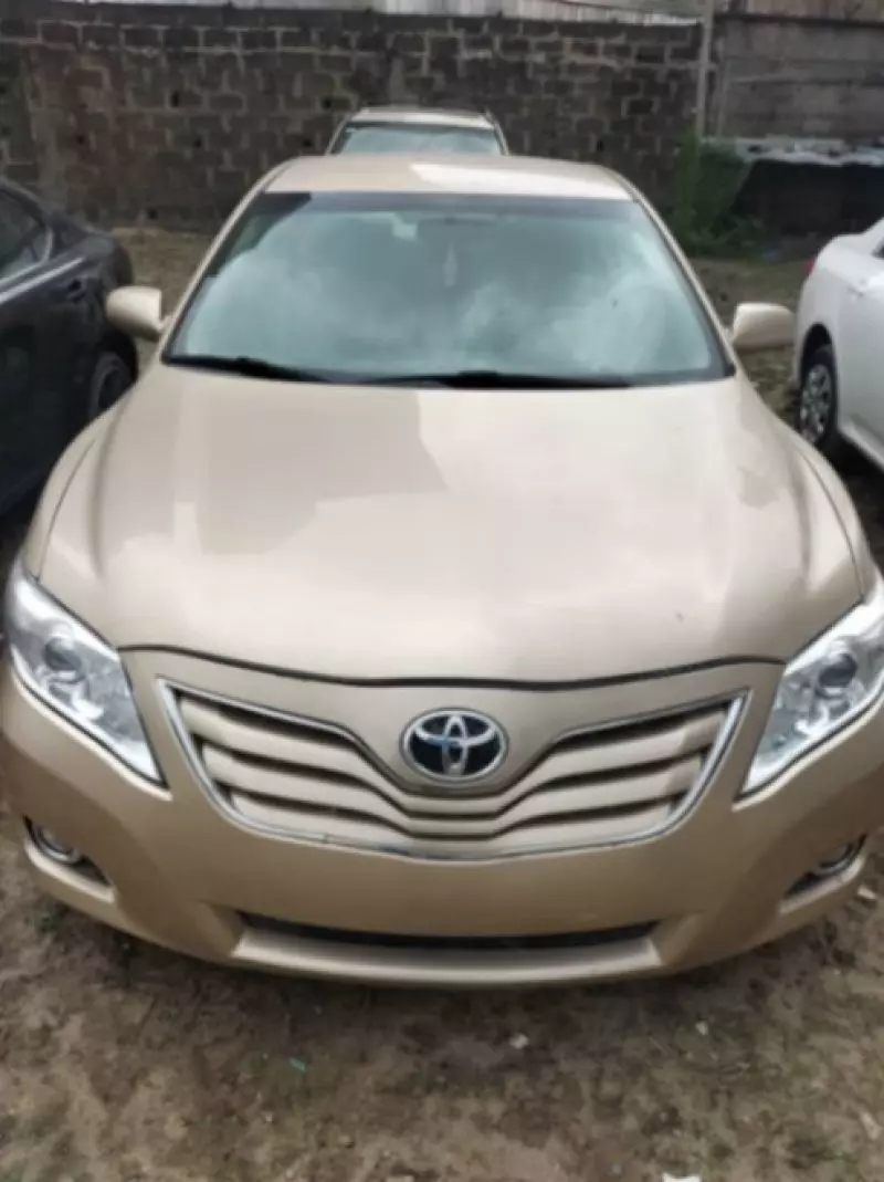 Toyota Camry   - 2011