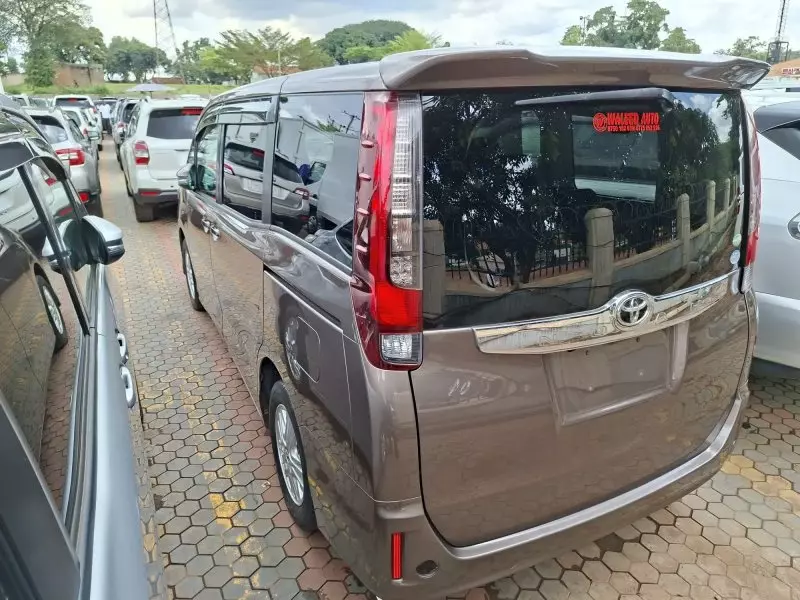 Toyota Noah   - 2016