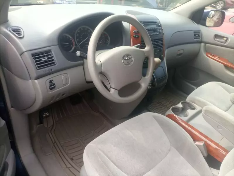 Toyota Sienna   - 2004