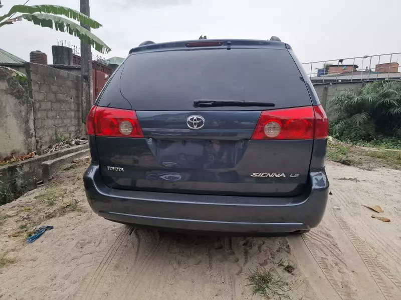 Toyota Sienna   - 2009