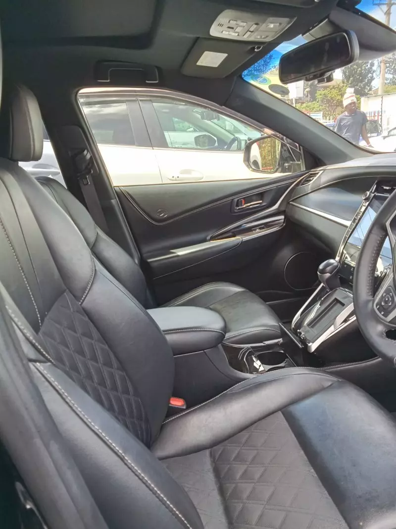 Toyota Harrier   - 2017