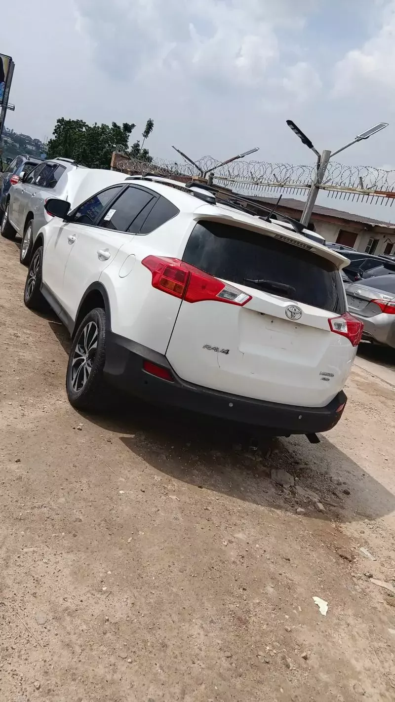 Toyota RAV 4   - 2015