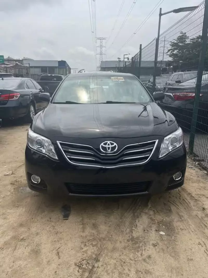 Toyota Camry   - 2010