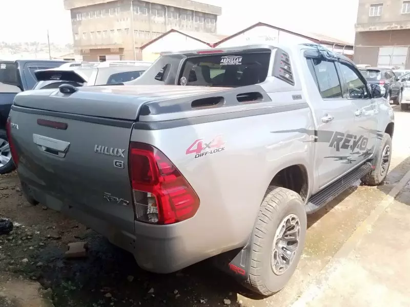 Toyota Hilux   - 2017
