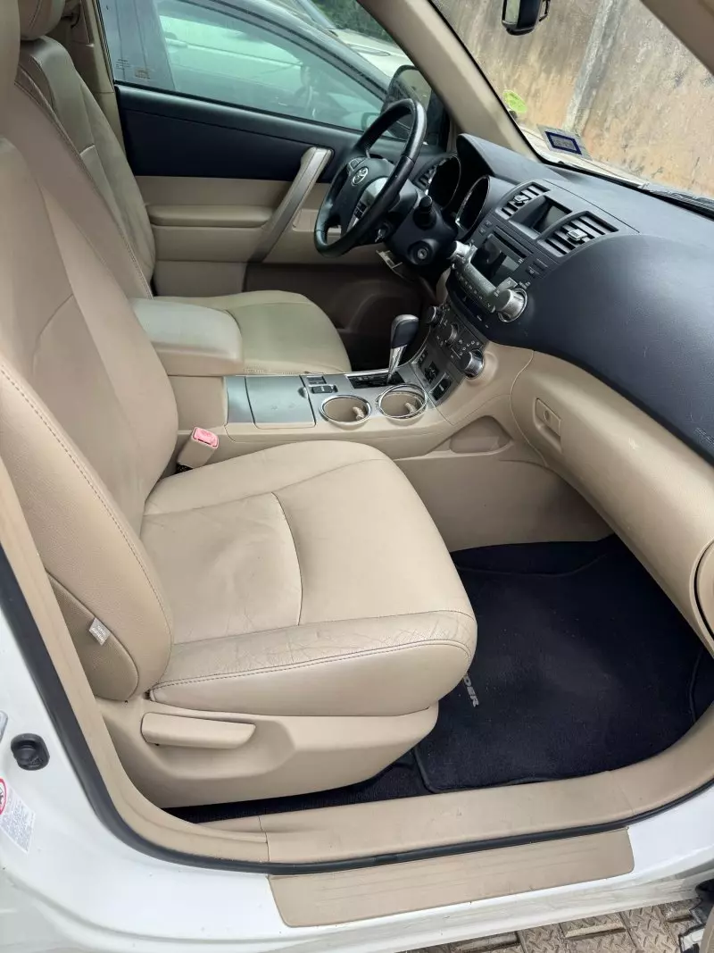 Toyota Highlander   - 2011