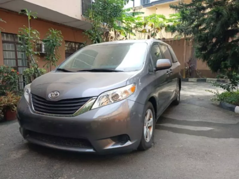 Toyota Sienna   - 2011