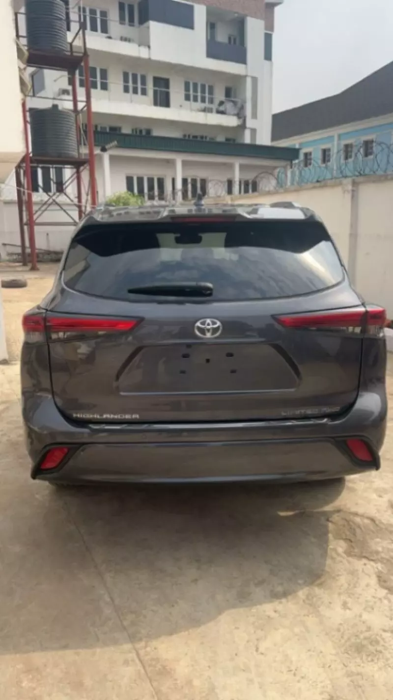 Toyota Highlander   - 2022