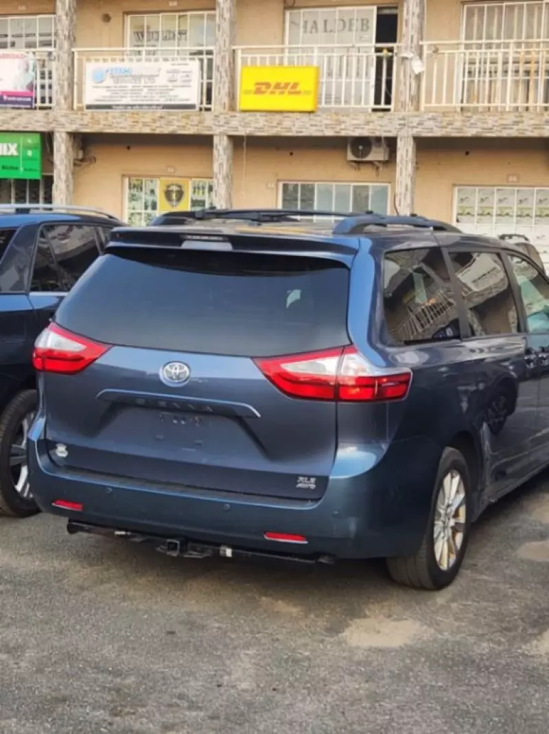 Toyota Sienna - 2016