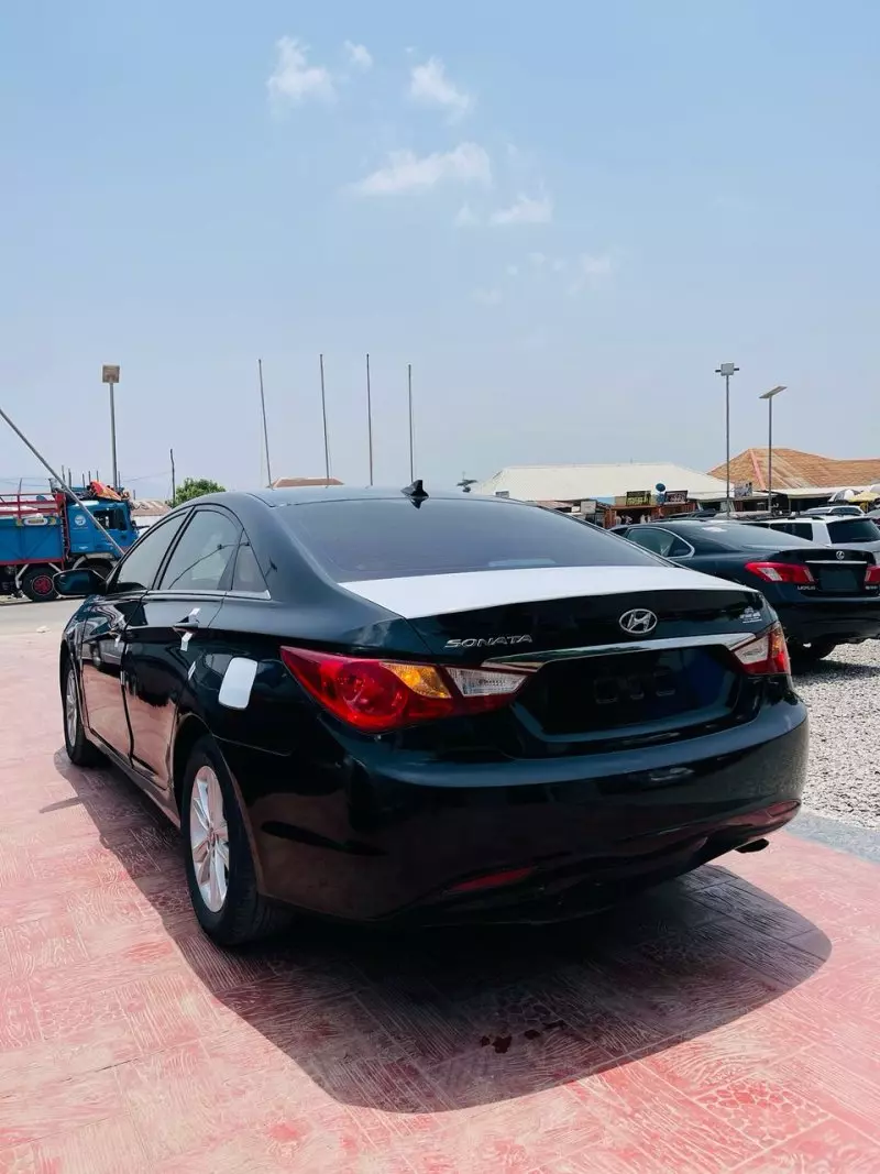 Hyundai Sonata   - 2012