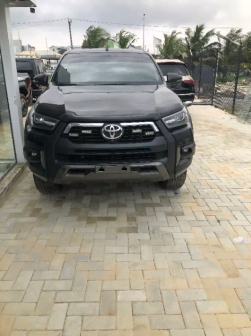 Toyota Hilux   - 2024