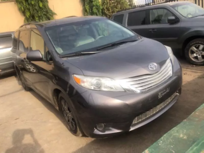 Toyota Sienna   - 2011