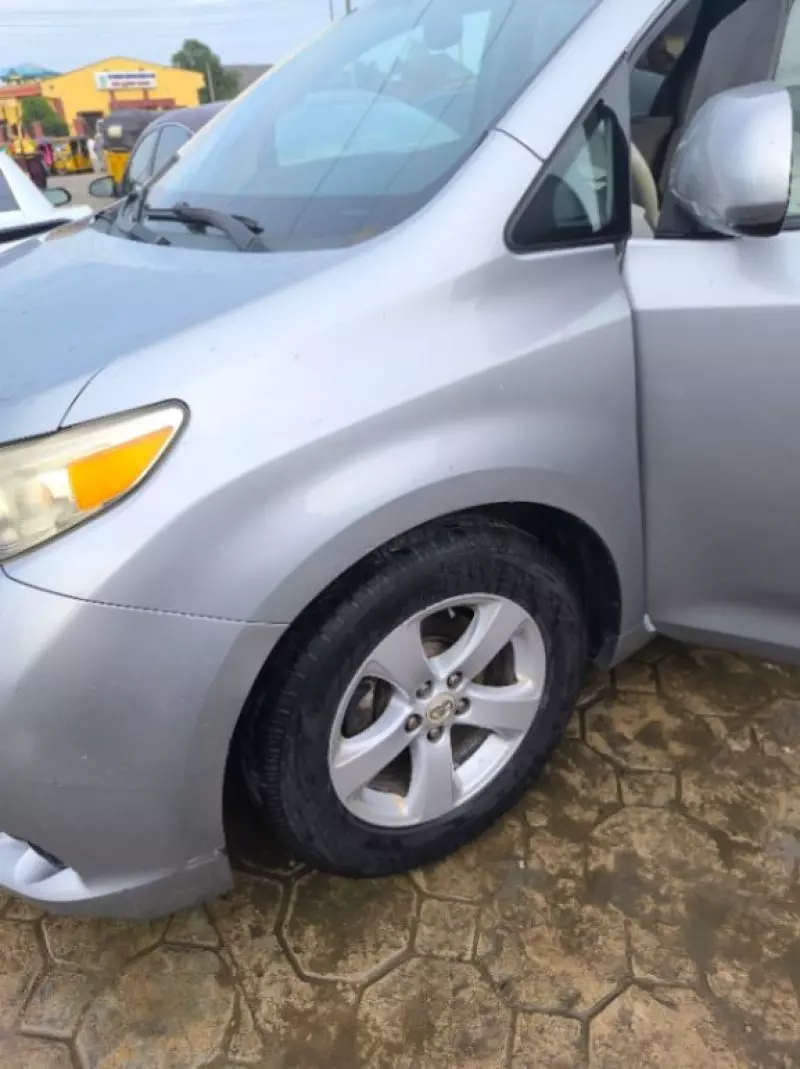 Toyota Sienna   - 2011