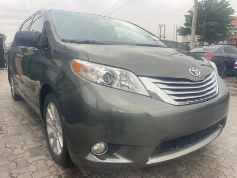 Toyota Sienna   - 2010