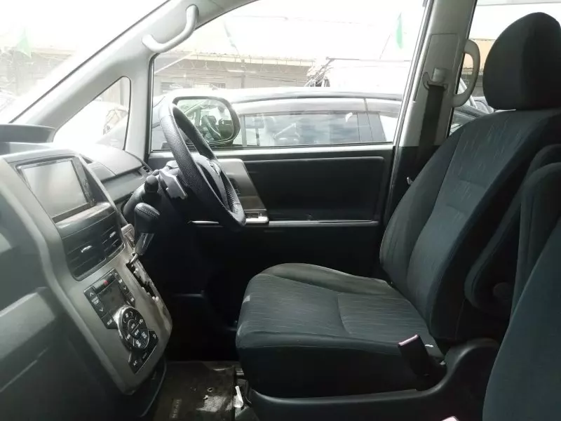 Toyota Noah   - 2012