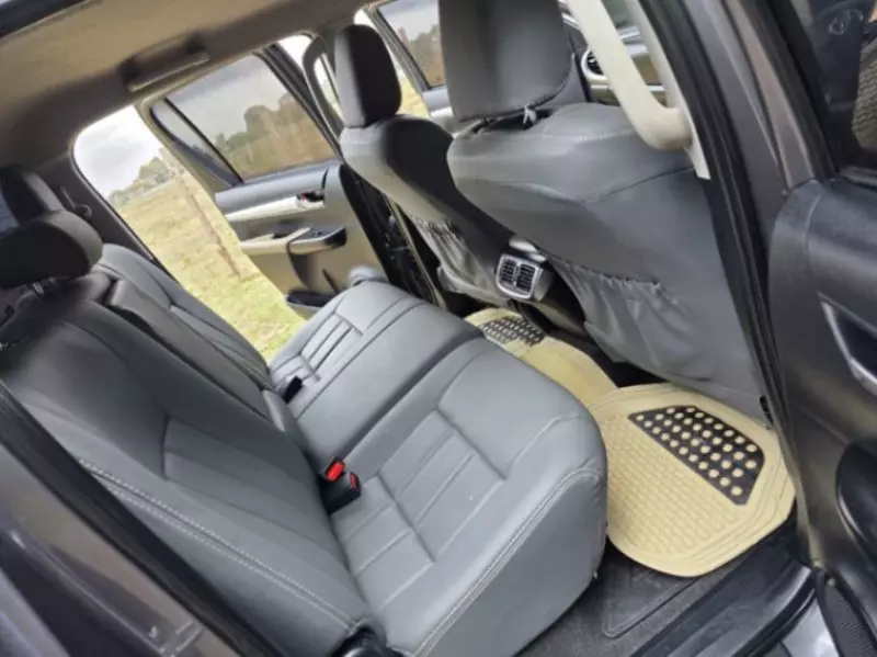 Toyota Hilux   - 2015