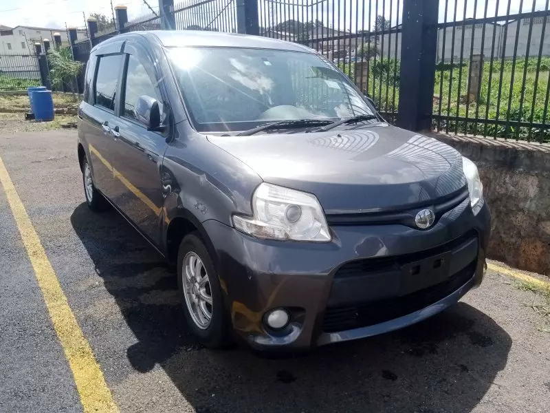 Toyota Sienta   - 2012