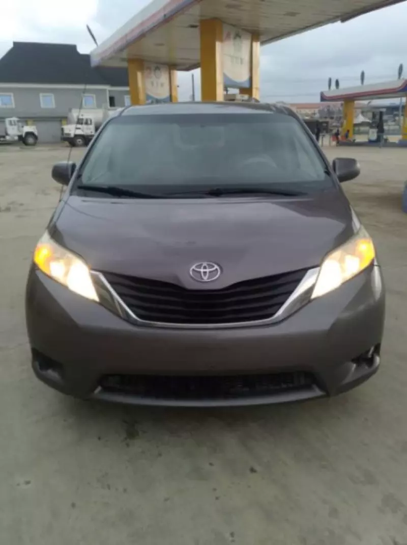 Toyota Sienna   - 2010