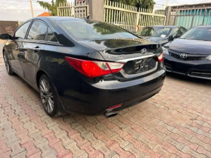 Hyundai Sonata   - 2011