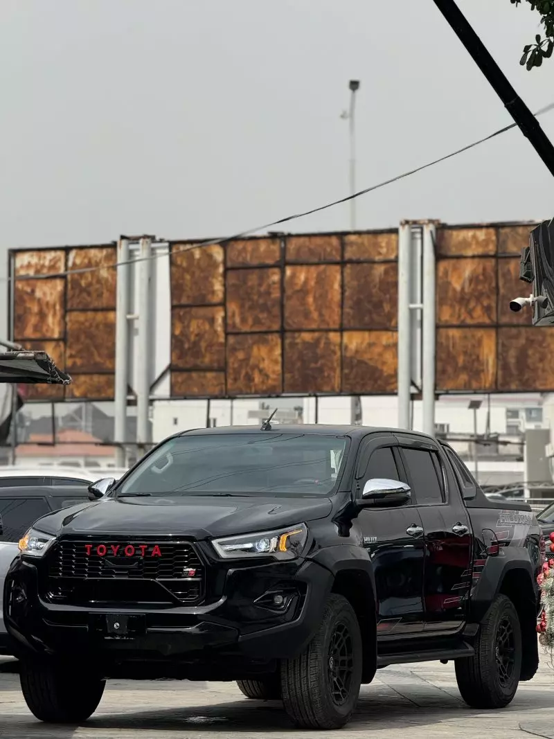 Toyota Hilux   - 2019
