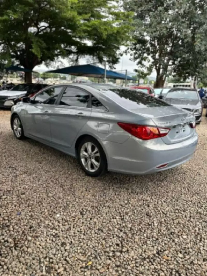 Hyundai Sonata   - 2010