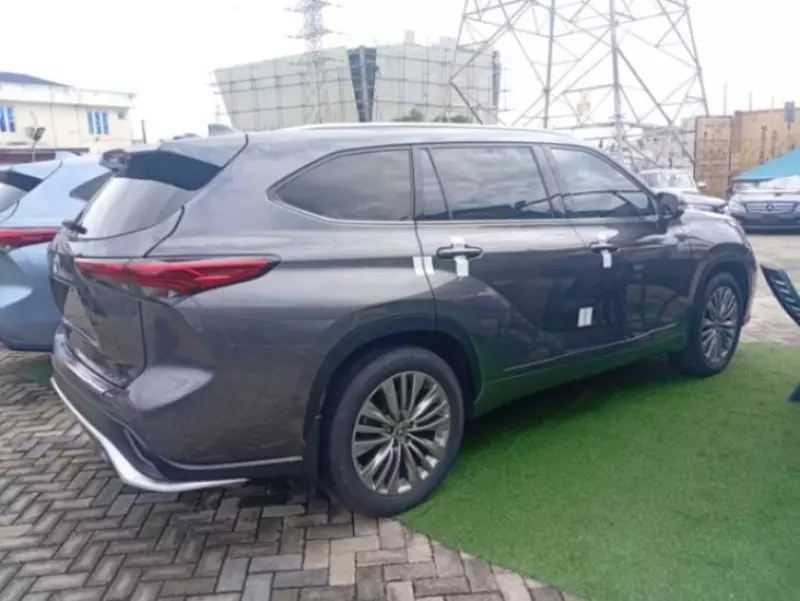Toyota Highlander   - 2021