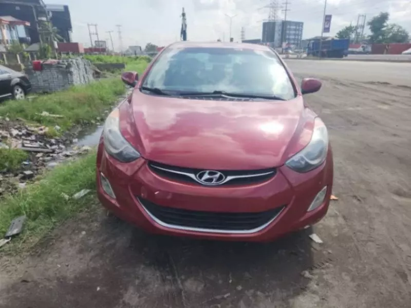 Hyundai Elantra   - 2012