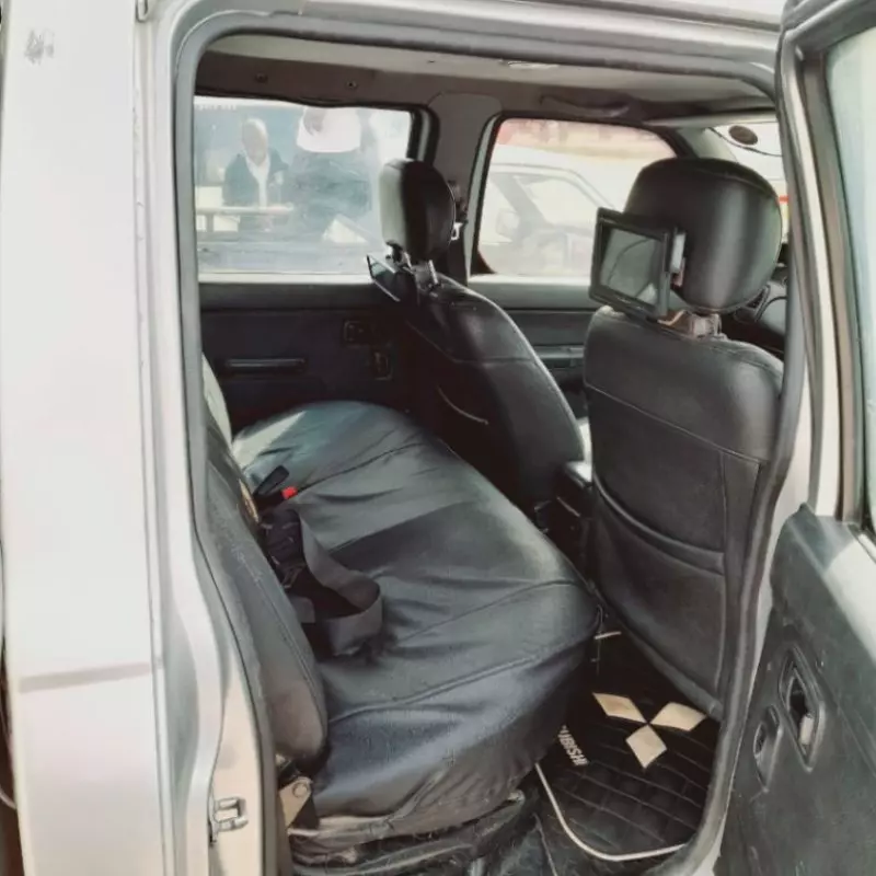 Nissan NP 300   - 2005