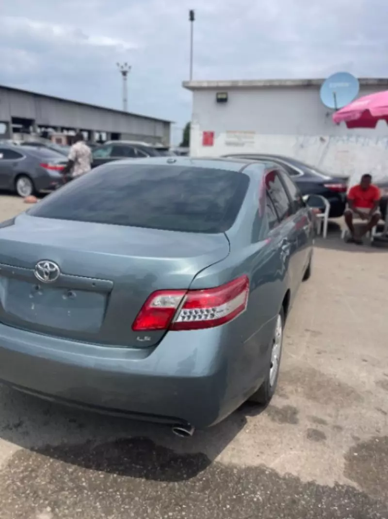 Toyota camry   - 2011