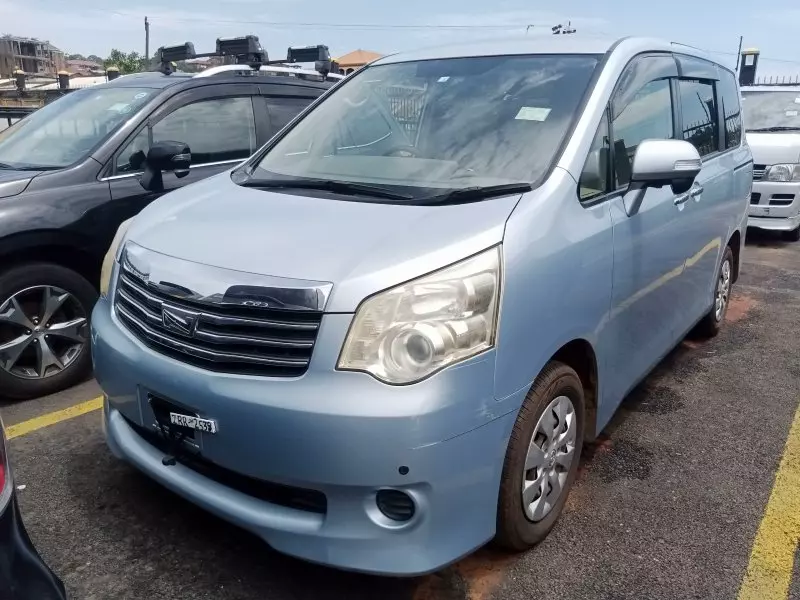 Toyota Noah   - 2012