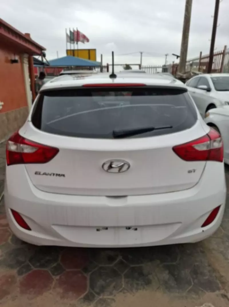 Hyundai Elantra   - 2013