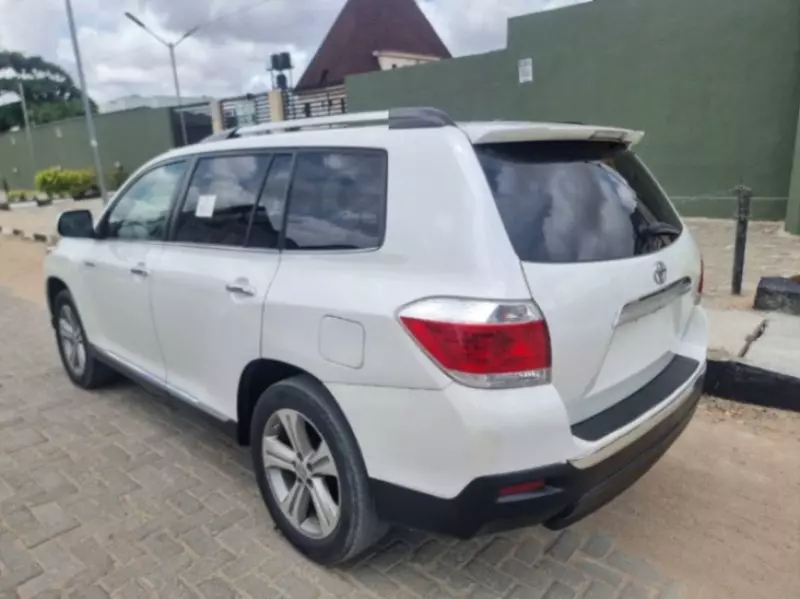 Toyota Highlander   - 2011