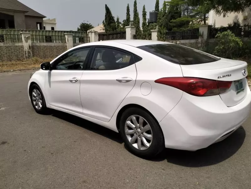 Hyundai Elantra   - 2012