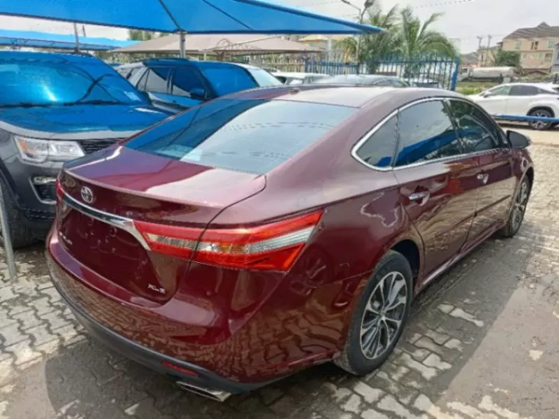 Toyota Avalon   - 2017
