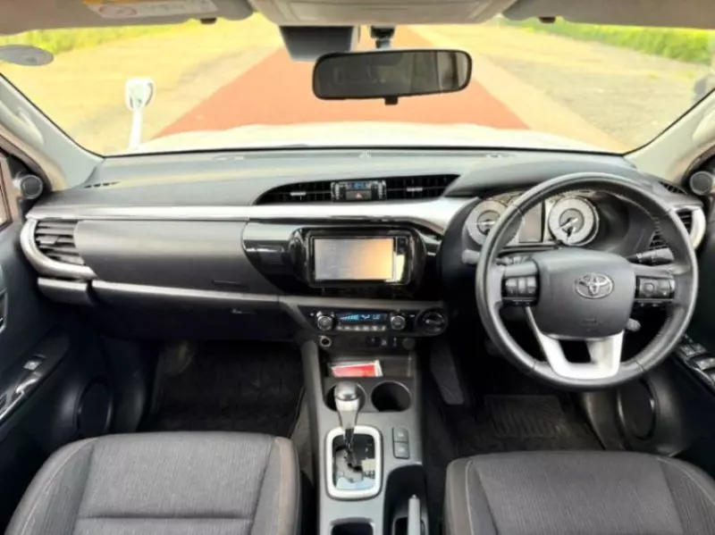 Toyota Hilux    - 2020