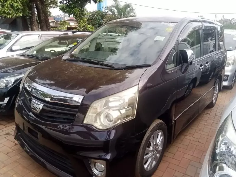 Toyota Noah   - 2012
