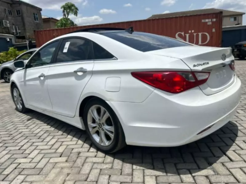 Hyundai Sonata   - 2012