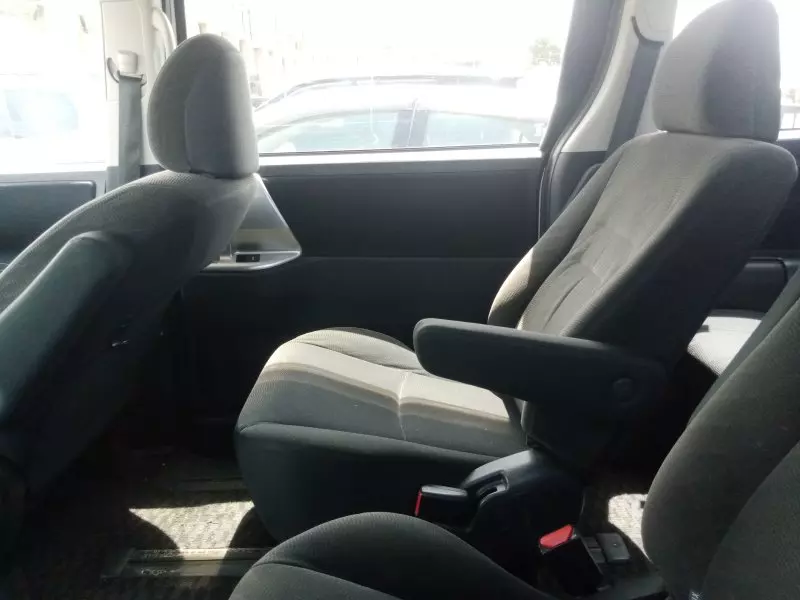 Toyota Noah   - 2012