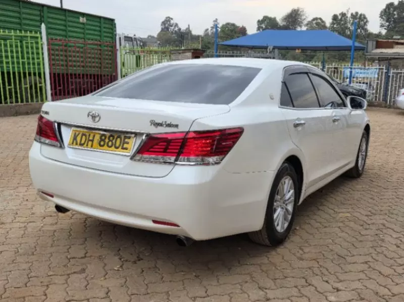 Toyota Crown   - 2015