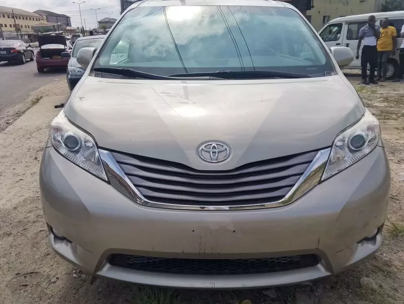 Toyota Sienna   - 2016