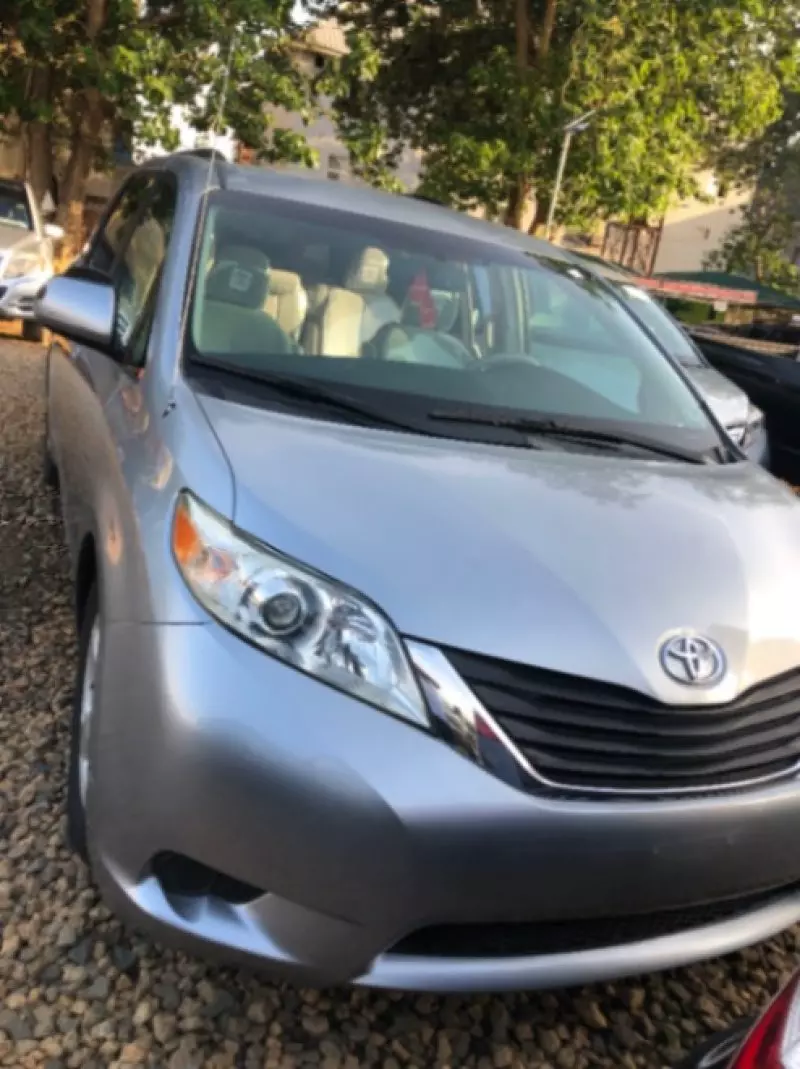 Toyota Sienna   - 2011