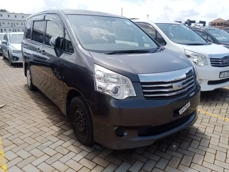 Toyota Noah   - 2012