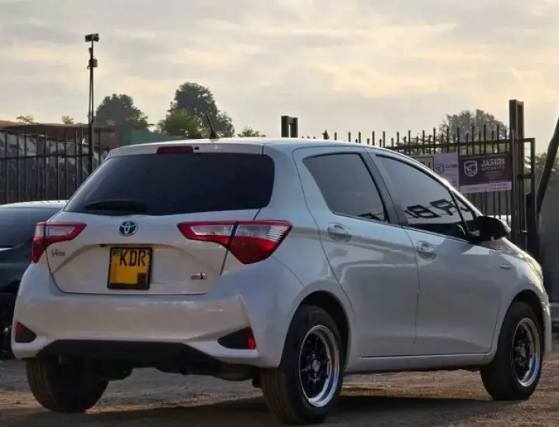 Toyota Vitz   - 2017