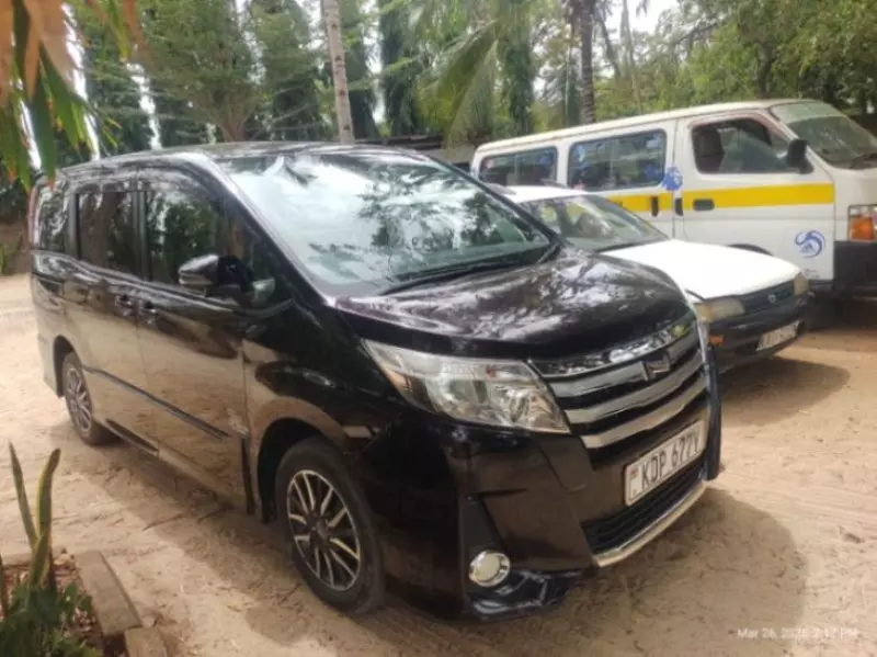 Toyota Noah   - 2017
