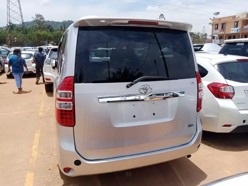 Toyota Noah   - 2011