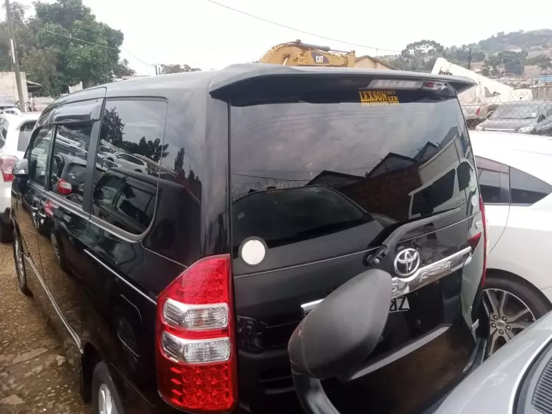 Toyota Noah   - 2012