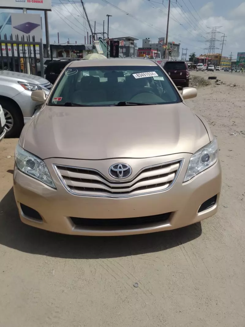 Toyota Camry   - 2010