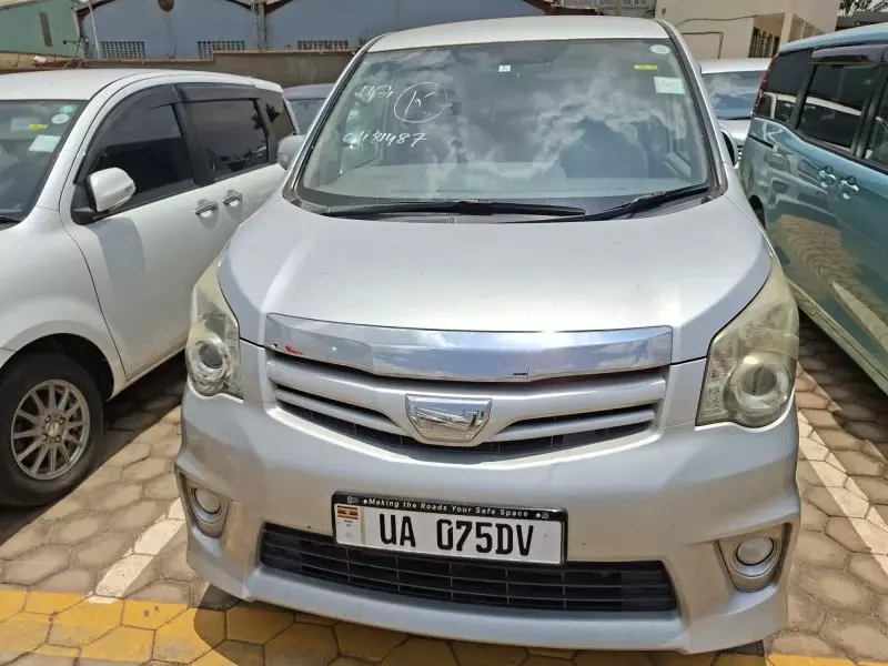 Toyota Noah - 2012