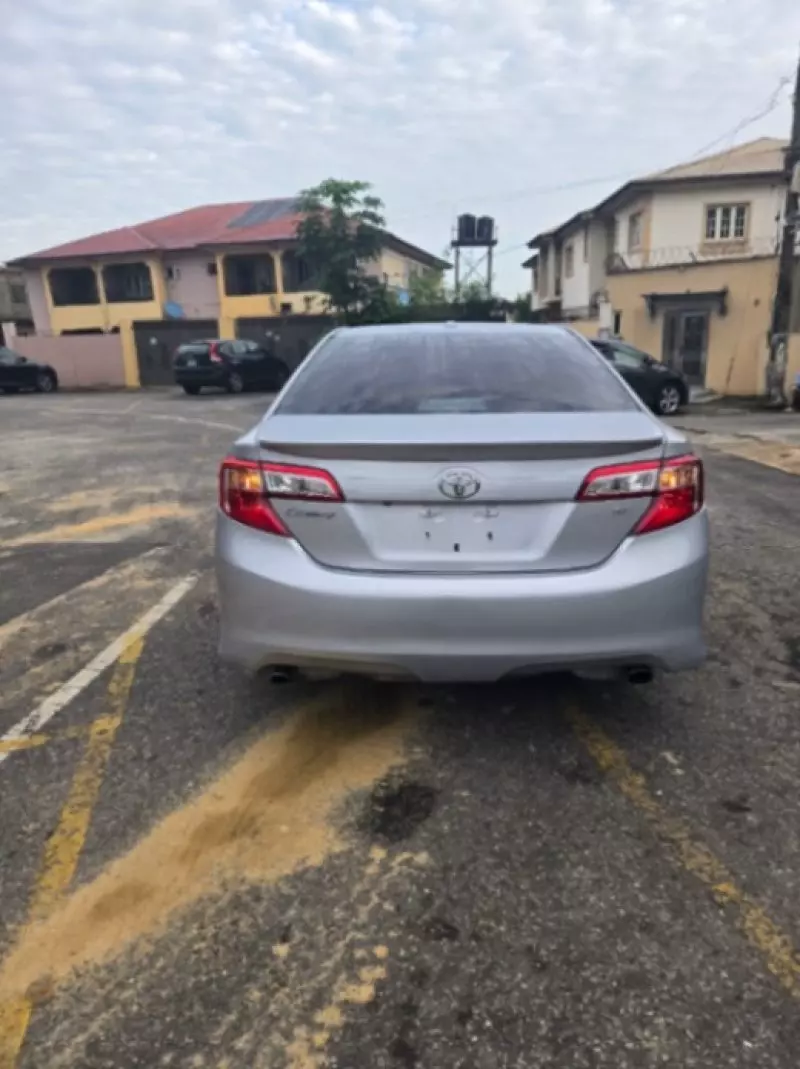 Toyota Camry   - 2012