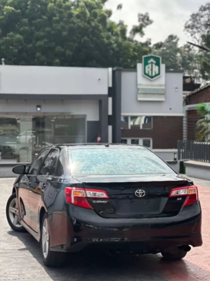 Toyota Camry   - 2012