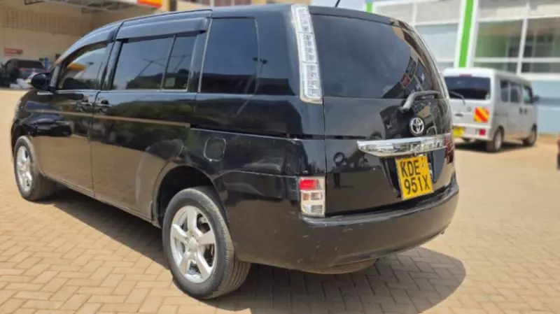 Toyota Isis    - 2014